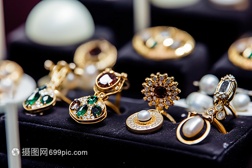 奢侈品與實用品的對比 昂貴珠寶與家用電器的雙重世界